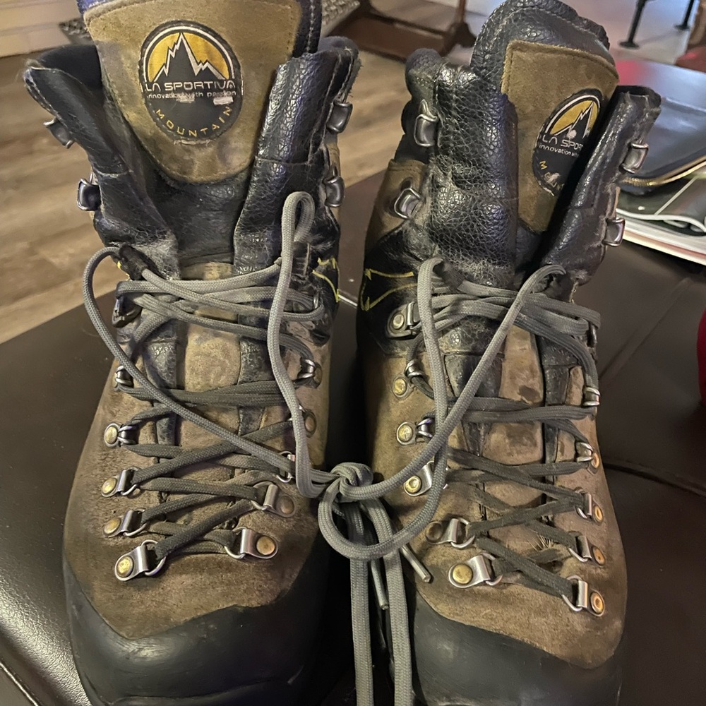 Size 9 Mens hiking mountaineering boot